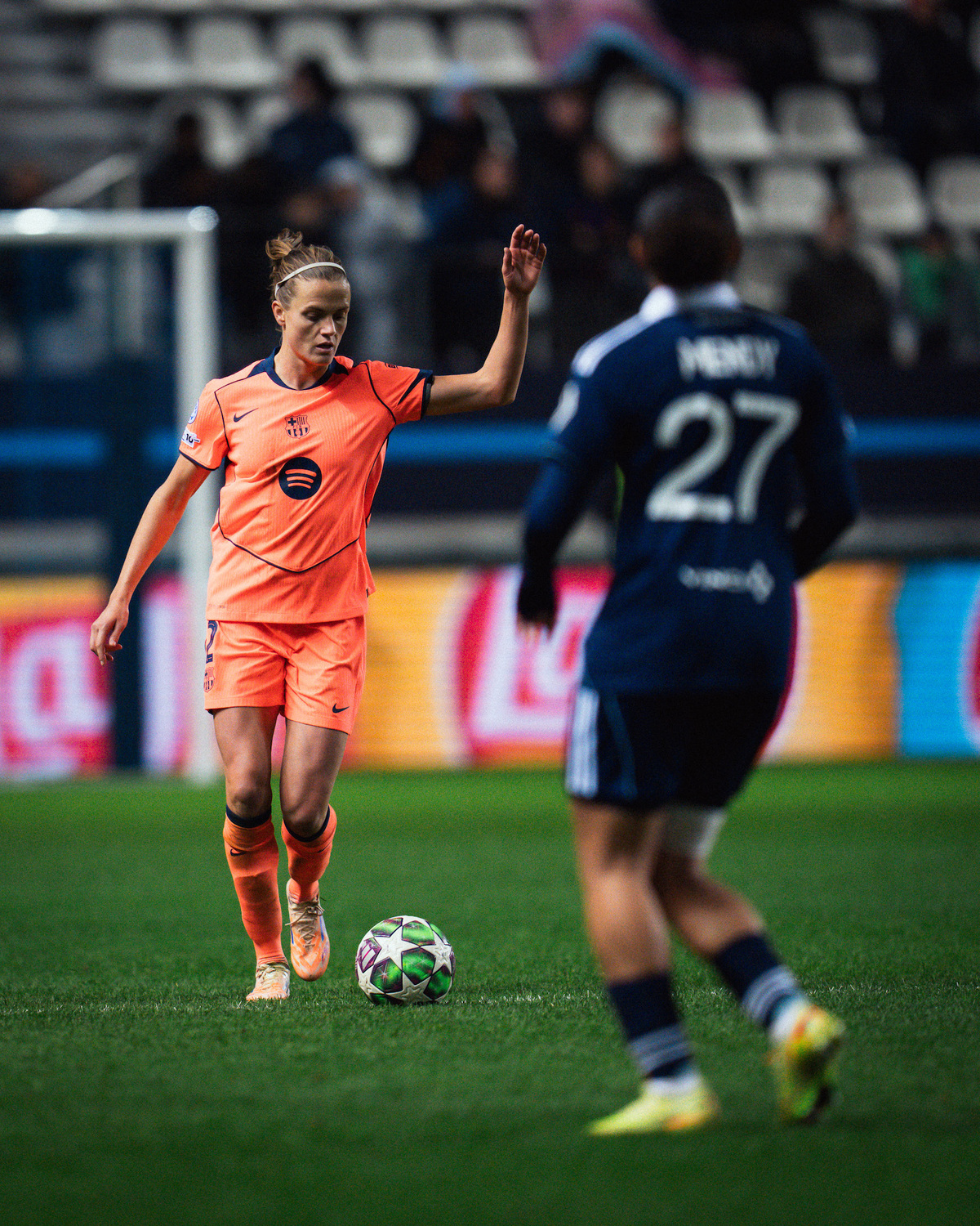 Paredes envió un balón a la madera nada más empezar el partido. (FCBFemení)