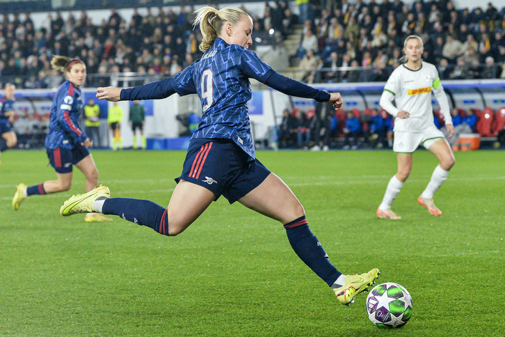 Mead, que marcó un golazo, se dispone a golpear el balón.