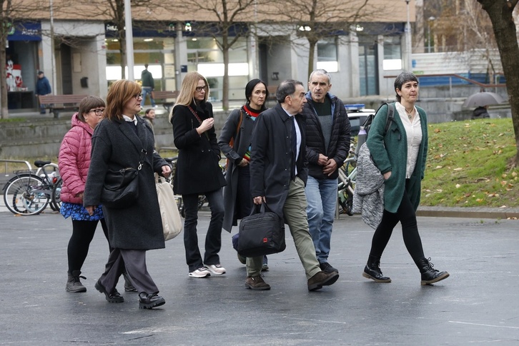 Zestoako auzipetuak, Iñigo Iruin abokatuarekin, epaiketaren lehen egunean.