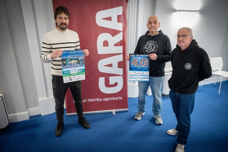 Asier Iñigo, responsable de Marketing de GARA, junto a dos miembros de la organización de la veterana carrera.