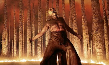 Escena de la película «28 años después: El templo de los huesos», en la que Ralph Fiennes es el Dr. Kelson.