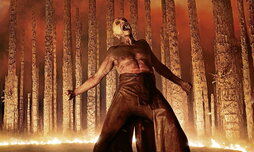 Escena de la película «28 años después: El templo de los huesos», en la que Ralph Fiennes es el Dr. Kelson.