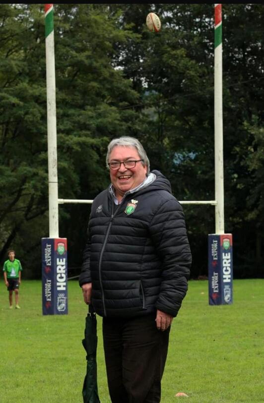 Juan Rodríguez, sonriente sobre el césped de Landare.