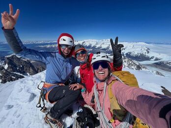 Alpinistok, pozarren, Patagoniako hirumilakoaren tontorrean.