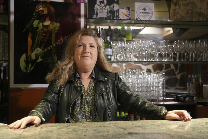 Marisa Marco, tras la barra del Garazi.