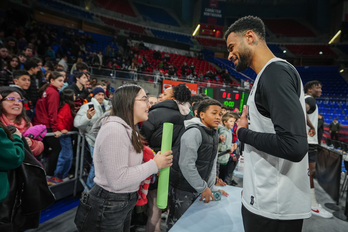 Luwawu-Cabarrot con varios aficionados en la jornada de puertas abiertas de marzo.