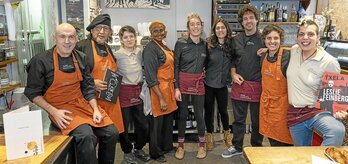 Katakrakeko Kantinako langileak. Tartean dira Iban Maia -ezkerretik lehena- eta Maitane Unzu -eskuinetik bigarrena-.