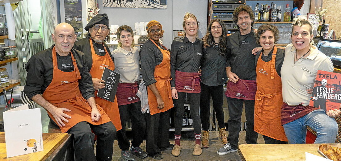 Katakrakeko Kantinako langileak. Tartean dira Iban Maia -ezkerretik lehena- eta Maitane Unzu -eskuinetik bigarrena-.