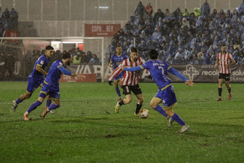 Oihan Sancet intenta conducir el balón rodeado de rivales del Ourense.