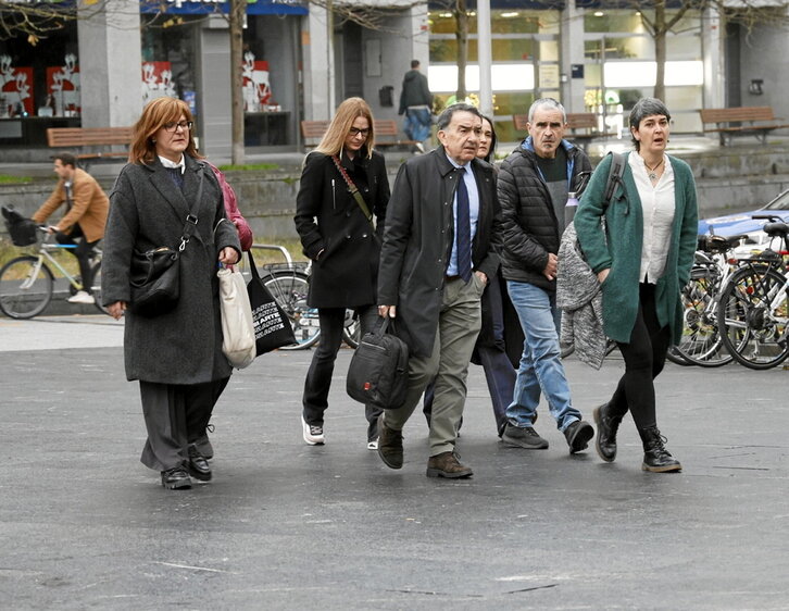 Zestoako auzipetuak, Iñigo Iruin abokatuarekin, epaiketaren lehen egunean.