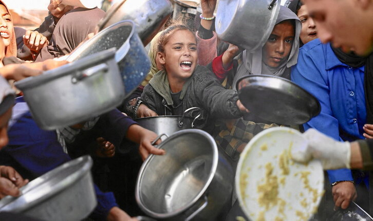 Palestinos, en un reparto de alimentos en Jan Yunis.