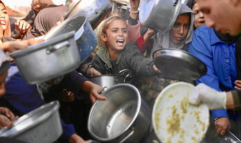 Palestinos, en un reparto de alimentos en Jan Yunis.