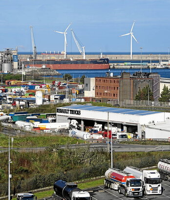 Zierbenako portuko industrialdea.