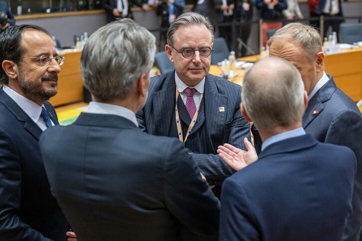 Varíos líderes europeos hablan con el primer ministro belga, Bart de Wever.