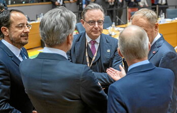 Varíos líderes europeos hablan con el primer ministro belga, Bart de Wever.