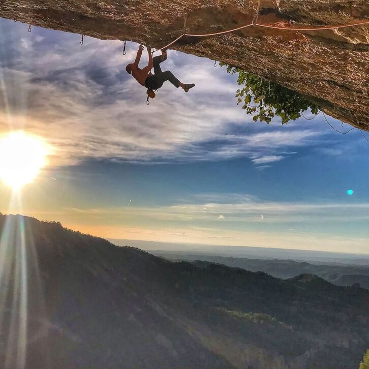  Iker Pouk "Witch hunter" bidea (9a) kateatu berri du 48 urterekin.