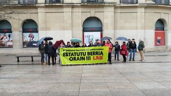 Concentración de LAB frente al Palacio de Nafarroa.