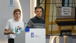 Izar Hernando eta Ricardo Burutaran Donostiako EH Bilduko zinegotzien agerraldia.