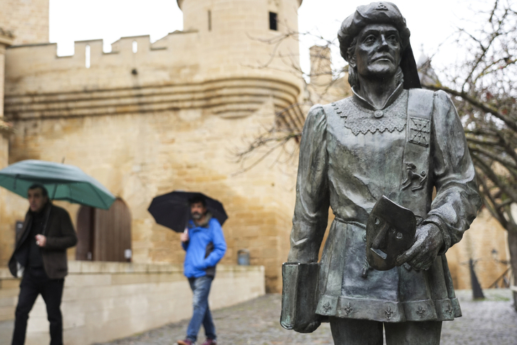 Estatua de bronce del Príncipa de Viana en Erriberri.
