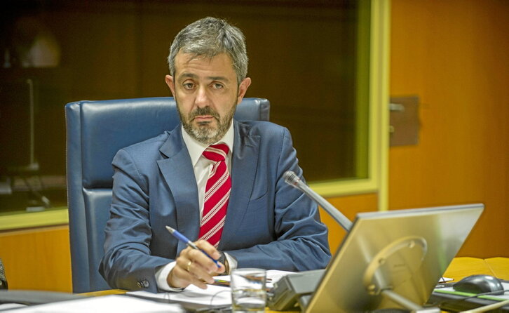 Aitor Kerejeta, en una comparecencia parlamentaria de 2014, cuando era alcalde de Hondarribia.