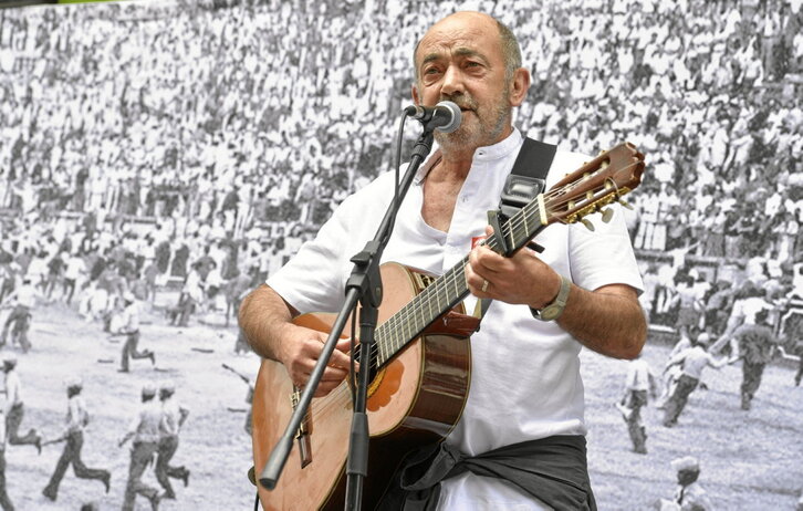 Fermin Balentzia, cantando en su imprescindible cita del 8 de julio en el homenaje a Germán Rodríguez.