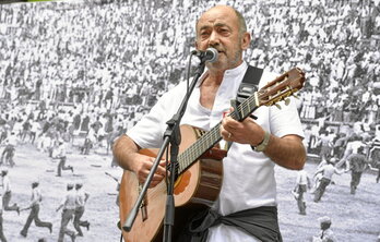 Fermin Balentzia, cantando en su imprescindible cita del 8 de julio en el homenaje a Germán Rodríguez.