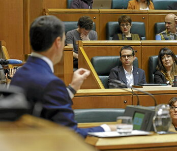 Imanol Pradales dando la réplica a Otxandiano.