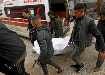 Traslado de un cadáver al hospital Al-Shifa.