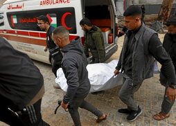 Traslado de un cadáver al hospital Al-Shifa.