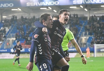 Bautista y Corpas celebran un gol en el partido de Segunda entre Eibar y Valladolid en Ipurua.