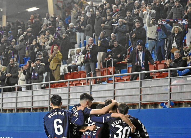 Jugadores y aficionados armeros celebran el gol de Corpas.