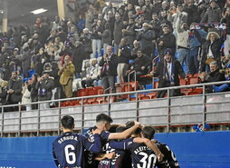 Jugadores y aficionados armeros celebran el gol de Corpas.