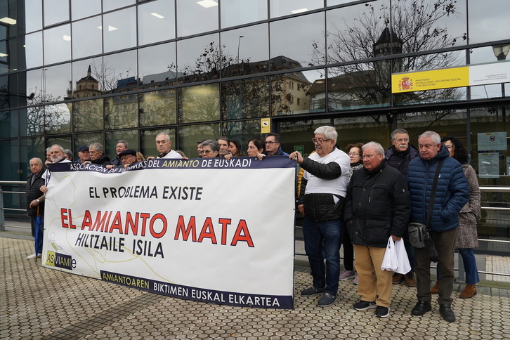 Concentración de Asviamie ante el INSS en Donostia.