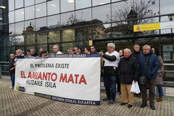 Concentración de Asviamie ante el INSS en Donostia.