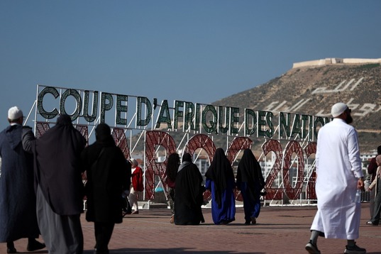 Cartel anunciador de la Copa de África en el paseo marítimo de Agadir.