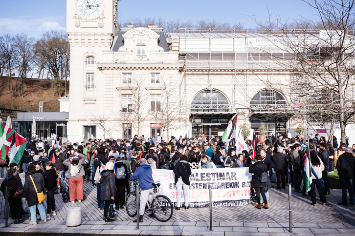 «Palestinar erresistentziarekin bat, sionismoa suntsitu. Ibaitik itsasora, palestina libre» izan da manifestazioaren leloa.