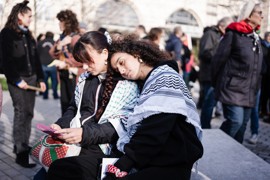Bi manifestari, atseden hartzen.