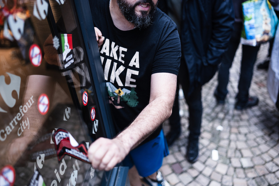 Palestinaren aldeko pegatina gehiago.