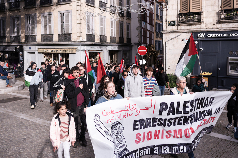 Manifestazioaren burua, Baionako karriketan.