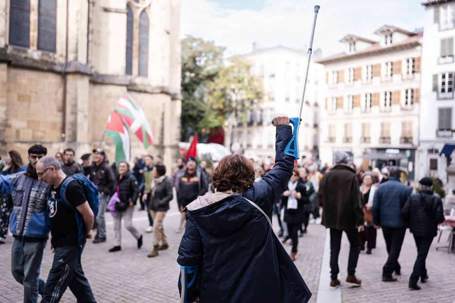 Bakoitzak bere modura erakutsi du babesa.