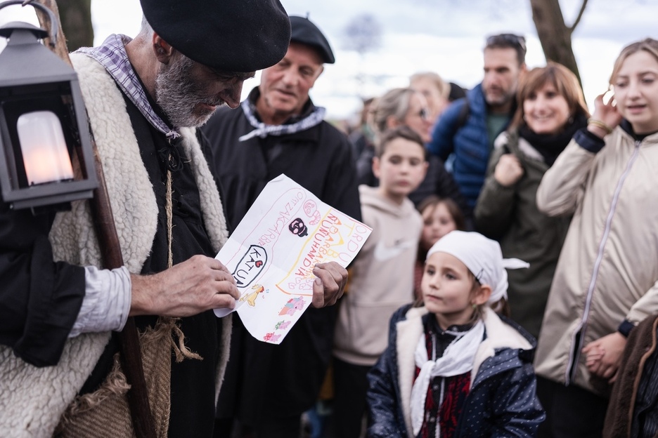 Les enfants ont attendu Olentzero avec impatience sur le quai Chao.