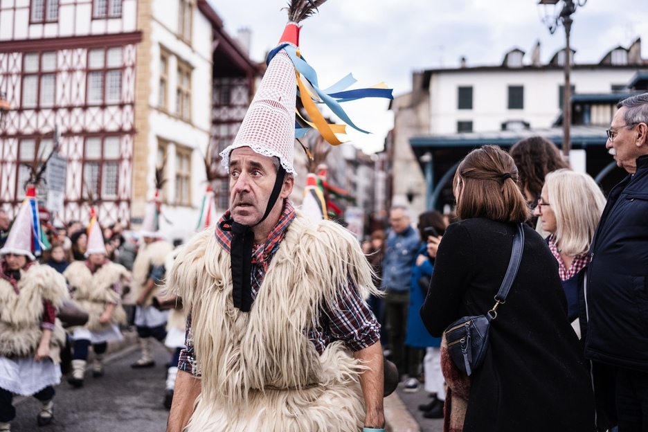 Les joaldun, avec leurs sonnailles, ont ouvert la voie pour le défilé.