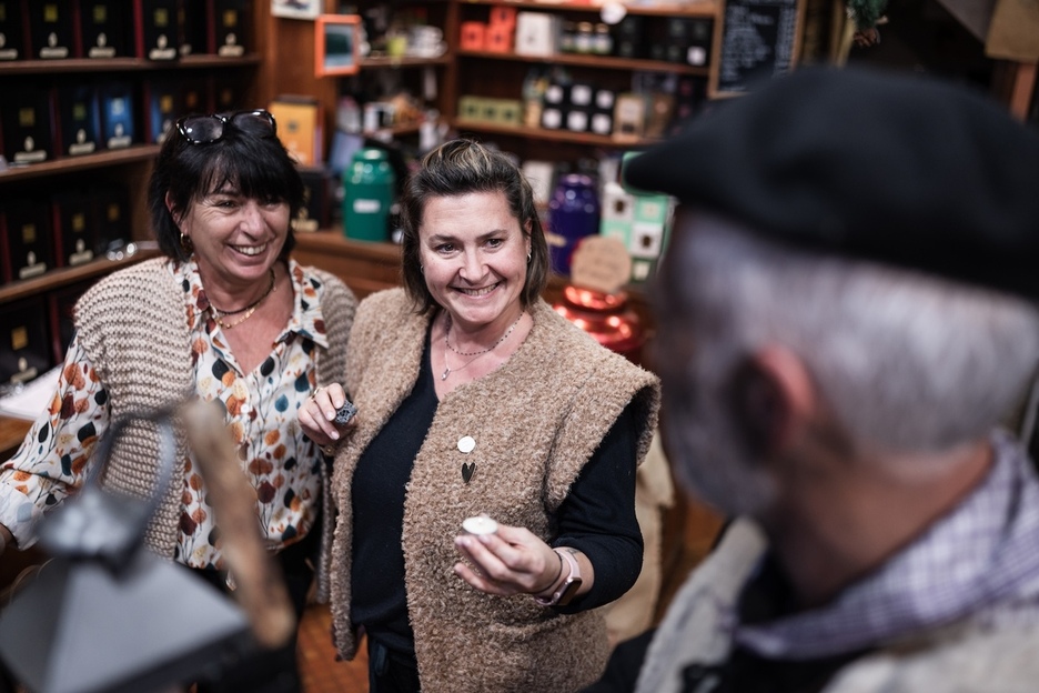 Olentzero a déposé des bougies dans certains commerces.