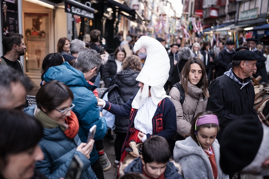 Mari Domingi est venue aider Olentzero.