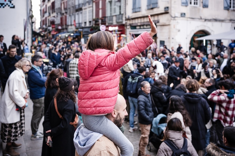 Les enfants avaient du mal à retenir leur excitation.