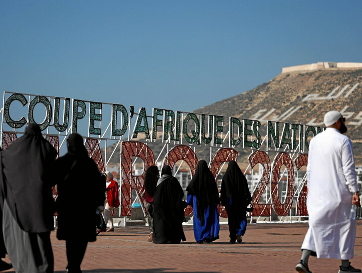 Cartel anunciador de la Copa de África en el paseo marítimo de Agadir.