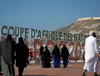 Cartel anunciador de la Copa de África en el paseo marítimo de Agadir.