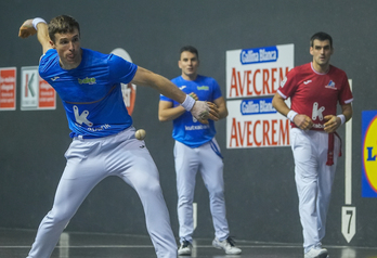 Iñaki Artola, pilota astintzeko prest.