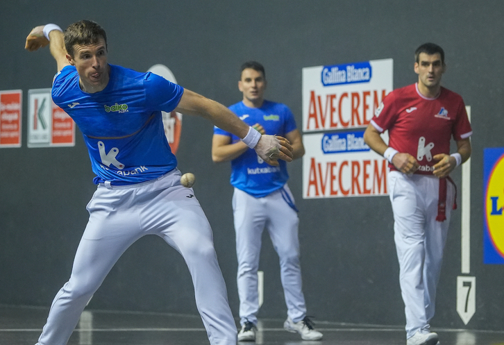 Iñaki Artola, pilota astintzeko prest.