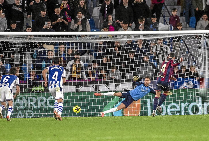 Dela transformó en el minuto 93 el penalti cometido por Mariezkurrena.